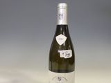 une bouteille de vin posée sur une table