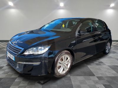 la photo d'une voiture bleue garée dans un garage