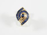gros plan d'une bague en or avec saphirs bleus et diamants