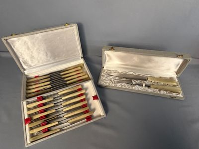 ensemble de six couteaux dans un coffret en argent et une boîte de couteaux