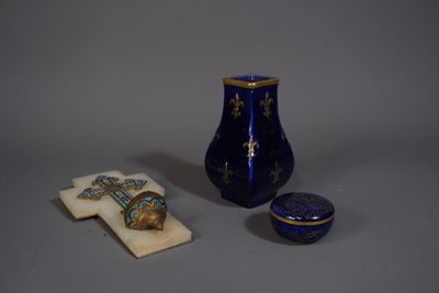un petit vase bleu et une petite boîte bleue posés sur une table