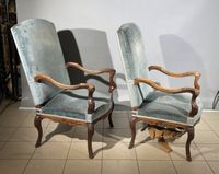 Paire de fauteuils à grand dossier plat cintré en noyer moul… (photo 3)