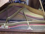 un gros plan sur un piano dans une pièce