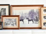 de nombreuses photos encadrées sur le manteau d'un salon