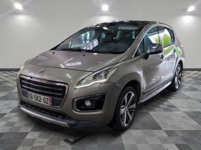 la voiture argentée est garée dans le garage sur le sol en damier
