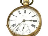 une montre de poche en or avec des chiffres romains sur le cadran