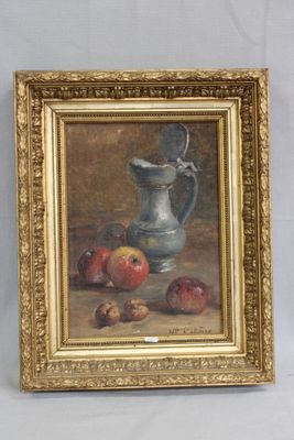 une peinture à l'huile représentant un pichet en argent et des pommes posés sur une table