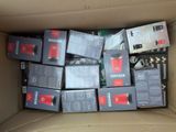 une boîte en carton remplie d'appareils électroniques