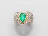 une bague en émeraude et diamant