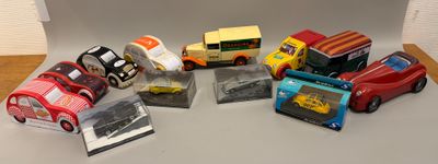beaucoup de petites voitures miniatures posées sur une table