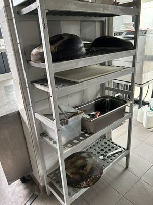 une grille métallique sur laquelle sont posés plusieurs plats et casseroles