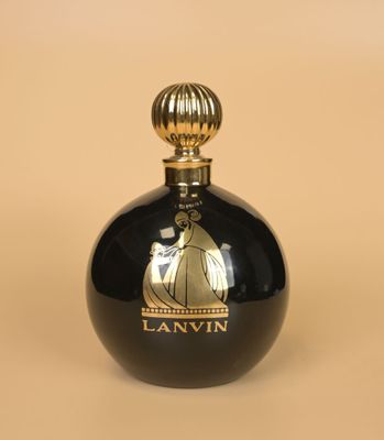 une image représentant un flacon de parfum Lanvin sur fond beige