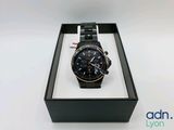 gros plan d'une montre dans une boîte sur une surface blanche