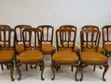 un ensemble de six chaises de salle à manger anciennes avec des assises en cuir