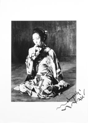 photographie en noir et blanc d'une femme en kimono assise par terre