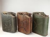 trois jerrycans sont alignés les uns à côté des autres sur une surface blanche