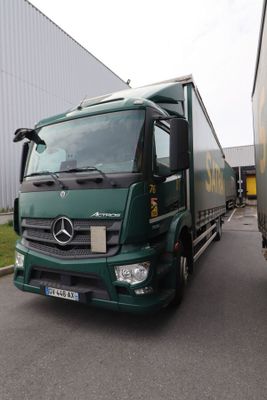 deux camions garés l'un à côté de l'autre dans la rue
