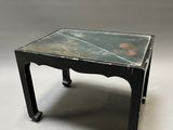 une image représentant une table noire avec un plateau en marbre posée sur une surface blanche
