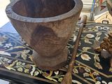 un bol en bois et une batte de baseball en bois posés sur une table