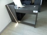 un bureau d'ordinateur sur lequel est posée une lampe