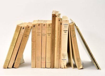 livres empilés sur une surface blanche