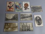 plusieurs vieilles cartes postales représentant des hommes et des femmes, exposées sur une table