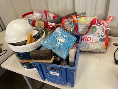 Un lot de deux sacs comprenant divers matériels : casque, sc…