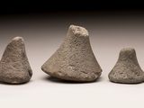 trois morceaux de pierre posés les uns à côté des autres sur une surface blanche