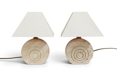 deux lampes placées l'une à côté de l'autre sur une table