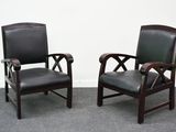 deux chaises assises l'une à côté de l'autre dans une pièce