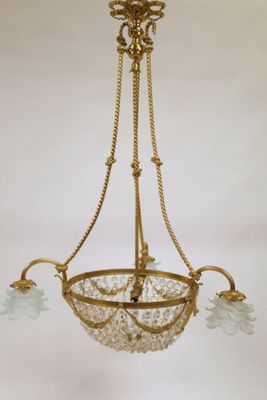 un lustre ancien en laiton orné de fleurs en verre suspendu au plafond