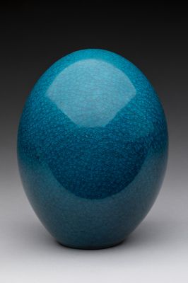 sphère en verre bleu présentant un motif en losanges à la surface