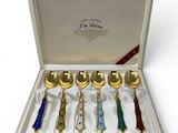 an image of a set of six spoons in a box