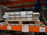 une grande pile de cartons sur une palette dans un entrepôt
