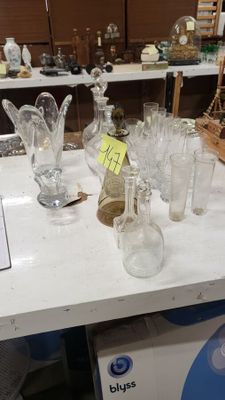 Lot comprenant : 6 carafes en cristal et verre, 1 vase en cr…