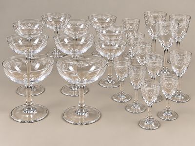un grand nombre de verres à vin posés sur une table