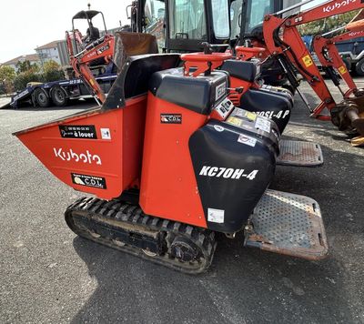 un tracteur garé sur le parking