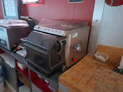 un four grille-pain posé sur une table dans une cuisine
