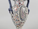 une image représentant un vase orné d'un motif floral