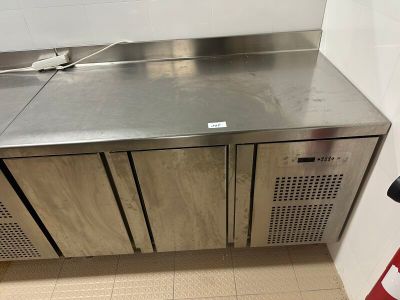un plan de travail en acier inoxydable dans des toilettes publiques
