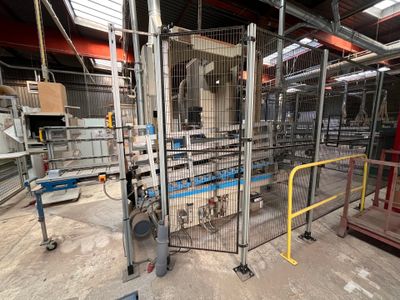 une photo d'une usine avec de nombreuses machines