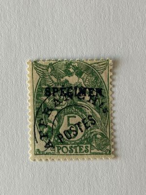 un timbre vert sur lequel figure l'image d'un oiseau
