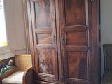 une grande armoire en bois dans un coin du salon