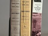 trois livres superposés sur une table