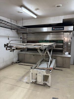 an image of a kitchen with a table in the middle of it