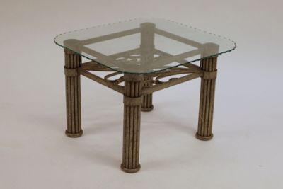 une table en verre avec un cadre en métal et un plateau en verre