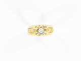 une bague en or jaune sertie d'un diamant