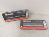 deux appareils électroniques noirs et rouges posés sur une surface blanche