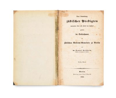 un vieux livre avec un titre en noir et blanc