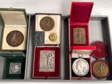 beaucoup de médailles d'argent et d'or dans une boîte
